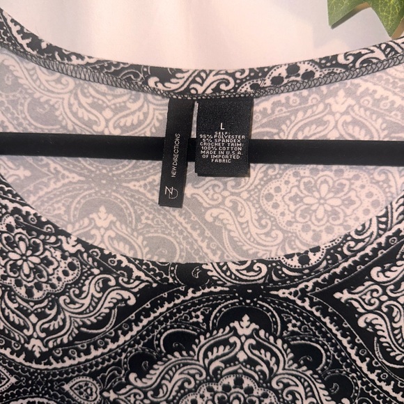 new directions Black & White Medallion Bell-Sleeve Tunic - Picture 4 of 6